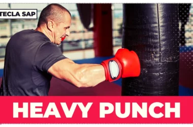 DELIVER A HEAVY PUNCH? Qual é o significado e a tradução?